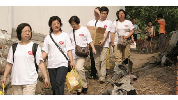 心理专家到什邡给学生进行心理辅导并带去全国各地写给灾区小朋友的信