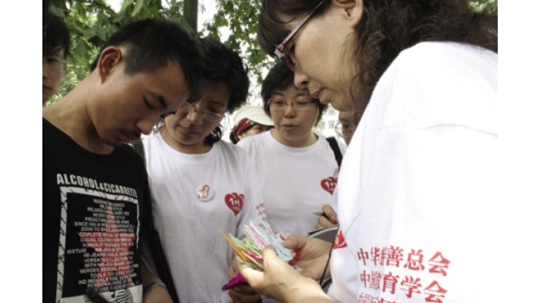 心理专家陪同学生祭奠遇难师生