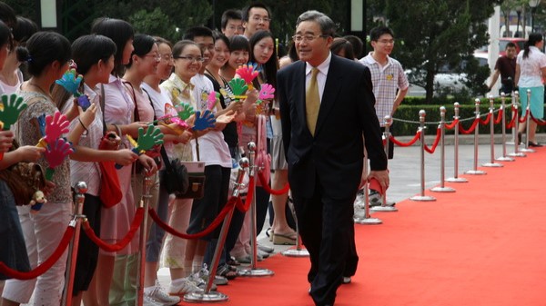 中华慈善总会会长范宝俊先生步入红地毯